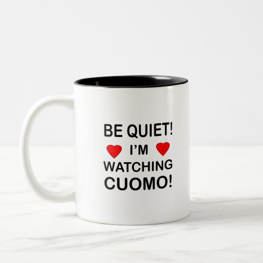 Seien Sie ruhig! Ich schaue mir CUOMO an Zweifarbige Tasse (Links)