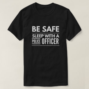 Seien Sie, Schlaf mit einem Polizeibeamten sicher T-Shirt