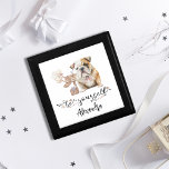 Seien Sie selbst Bulldog Watercolor Welpe Illustra Erinnerungskiste<br><div class="desc">Freuen Sie sich auf den Charme der Geschenkboxen "Be Yourself Bulldog Watercolor Welppy Illustration", die eine bezaubernde Abbildung eines Bulldog Welpen zeigt, der neben einem Briefkasten stehend ist, in dem weiche, weiße Ballons entstehen. Diese beliebte Szene, komplett mit Geschenk, macht es zu einer idealen Ergänzung zu jedem Kinderzimmer Zimmer, ideal...</div>