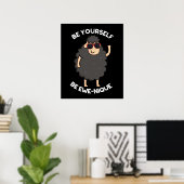Seien Sie selbst Ewenique Funny Sheep Pub Dark BG Poster (Heimbüro)