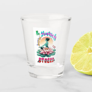 Seien Sie selbst Inspiriert die anderen Schnapsglas