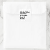 SEIEN SIE SICH SELBST, WEIL JEDER EINGENOMMEN WIRD QUADRATISCHER AUFKLEBER (Tasche)