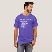 SEIEN SIE SICH SELBST, WEIL JEDER EINGENOMMEN WIRD T-Shirt (Vorne ganz)