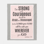 Seien Sie stark und mutig (Joshua), rosa/grau Fleecedecke (Vorderseite)