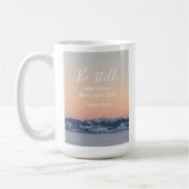 Seien Sie still und kennen Sie die Bibelschrift Pe Kaffeetasse (Links)
