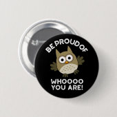 Seien Sie stolz darauf, wer Sie sind lustige Owl P Button (Vorne & Hinten)