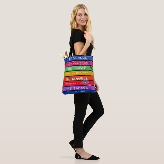 SEIEN SIE TAPFER. Seien Sie stark. - Regenbogen - Tasche (Am Model)