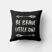 Seien Sie tapferes kleines Schwarzweiss-Kissen Kissen (Rückseite)