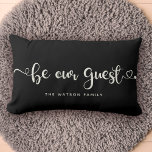 Seien Sie unser Gast Custom Text Familie Moderne s Lendenkissen<br><div class="desc">Moderne,  trendige Schrift-Kalligraphie mit Herzklopfen,  die "Be our Guest" auf diesem eleganten,  schwarz-Elfenbein-Kissen lesen,  perfekt,  um die Gäste zu Ihrem Zuhause,  Ferien-Verleih oder Bed & Breakfast willkommen zu heißen.</div>