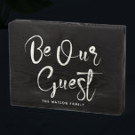 Seien Sie unser Gast Custom Text Family Modernes B Holzkisten Schild<br><div class="desc">Moderne Kalligraphie-Schrift mit dem Titel "Be our Guest" auf diesem eleganten Holzkastenschild aus Holz,  das sich perfekt eignet,  um die Gäste auf der Zuhause,  bei der Vermietung von Ferien oder im Bed & Breakfast willkommen zu heißen.</div>