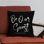 Seien Sie unser Gast Custom Text Family Modernes B Kissen<br><div class="desc">Moderne Kalligraphie-Schrift mit dem Titel "Be our Guest" auf diesem eleganten Rücken- und Elfenbeinkissen,  das sich perfekt eignet,  um die Gäste auf der Zuhause,  bei der Vermietung von Ferien oder im Bed & Breakfast willkommen zu heißen.</div>