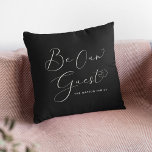 Seien Sie unser Gast Custom Text Moderne Elegant B Kissen<br><div class="desc">Machen Sie Ihr Airbnb oder Bed and Breakfast zum gemütlichen bleibe mit diesem einladenden Kissen! ✨ mit einem modernen, stilvollen Design und "Be Our Guest" in trendiger Schrift ist es der ideale Weg, um sich bei Zuhause richtig zu fühlen. Außerdem können Sie es mit Ihrem Familiennamen oder einer benutzerdefinierten Nachricht...</div>