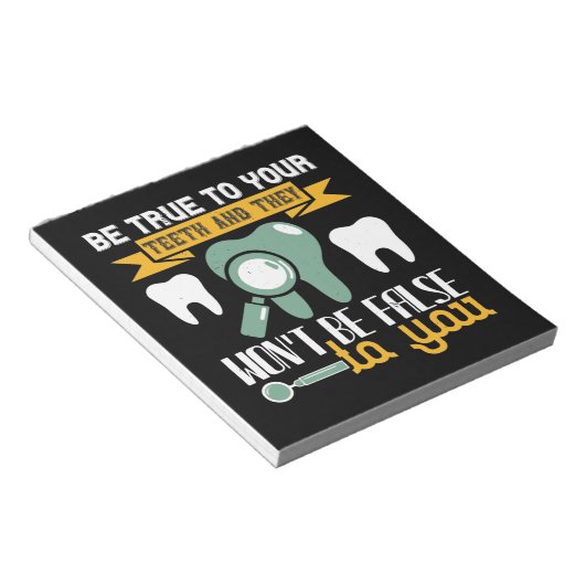 Seien Sie wahr mit Ihren Zähnen und sie Notizblock (angewinkelt)