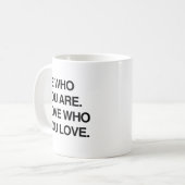 SEIEN SIE, WER SIE SIND. LIEBE, WER SIE LIEBE.png Kaffeetasse (Vorderseite Links)