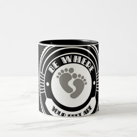 Seien Sie, wo Ihre Füße sind - Zwei-Ton Tasse (Mittel)