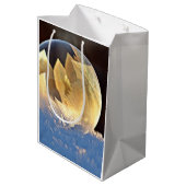 Seifenblase auf Schnee Mittlere Geschenktüte (Rückseite Schrägansicht)