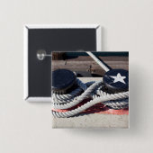 Seil gebunden an zwei Schiffspollern Button (Vorne & Hinten)