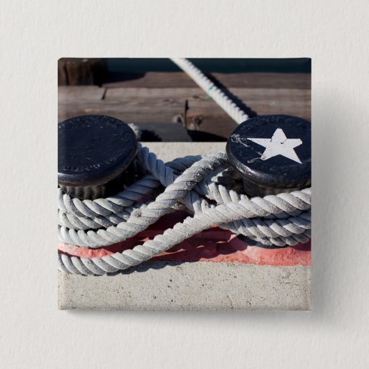 Seil gebunden an zwei Schiffspollern Button (Vorderseite)