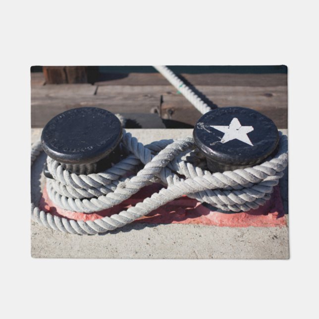 Seil gebunden an zwei Schiffspollern Fußmatte (Vorderseite)