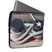 Seil gebunden an zwei Schiffspollern Laptopschutzhülle (Vorne Rechts)