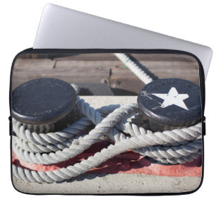 Seil gebunden an zwei Schiffspollern Laptopschutzhülle