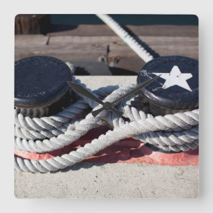 Seil gebunden an zwei Schiffspollern Quadratische Wanduhr