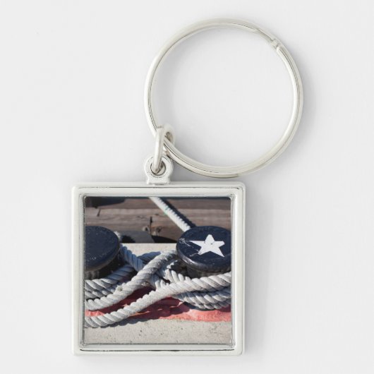 Seil gebunden an zwei Schiffspollern Schlüsselanhänger (Vorne)