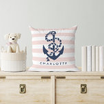 Seil und Anker rosa Streifen Personalisiert Kissen<br><div class="desc">Das Design zeichnet sich durch einen klassisch marineblauen Anker und eine Seilillustrierung auf einem rosa und weißen Streifen Hintergrund aus. Personalisieren Sie Ihre Auswahl mit einem Namen oder Text Ihrer Wahl,  oder löschen Sie einfach den Beispieltext,  um leer verlassen. Coordinieren Zubehör in unserem Shop!</div>