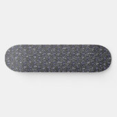 Seile auf blaugrauem Metal Skateboard (Horizontal)