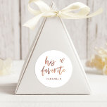 Sein Favorit | Lässige Rose Gold Script und Herz Runder Aufkleber<br><div class="desc">Dieses schlichte und stilvolle Anmut-Label ist perfekt für Ihre moderne Hochzeit! Trendy,  Imitate Rose Gold und weiß lässige handgeschriebene Skript sagt "sein Favorit",  zusammen mit einem eleganten skizzierten Herz. Es gibt einen Platz,  um die Lieblingsart der Leckerei des Bräutigams hinzuzufügen.</div>