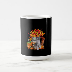 sein Herbst-Schnauzer-Hund zwischen Erntedank Kaffeetasse