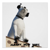 Sein Meister spricht den Hund an