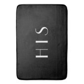Seine Schwarze Monogramm-Minimal-White-Typografie Badematte (Vorderseite Vertikal)