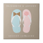 Seine und ihre Flip Flops Beach Hochzeit Fliese<br><div class="desc">Personalisieren Sie diese Kachel mit Ihren Namen und Hochzeitsdatum für die perfekte Gastgeschenk Hochzeit oder halten Sie sich fest.</div>