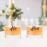 Seine und ihre stilisierten Skripte Whiskyglas<br><div class="desc">Whiskey Brillen,  die das Wort Seine auf einem Glas und Seine auf dem anderen Glas,  in schwarz gedruckt,  stilisiert Skript. Perfekt als Hochzeitsgeschenk für Braut und Bräutigam oder für verheiratete Paare oder Paare!</div>