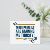 Seinfeld | "Diese Bretzels" Typografie Graphic Postkarte (Stehend Vorderseite)