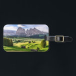 Seiser Alm| Dolomitalpen, Italien Gepäckanhänger<br><div class="desc">Dieses Foto bietet Frühling auf der Seiser Alm mit Blick auf die Langkofel.</div>