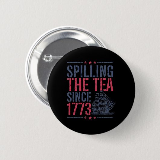 Seit 1773 wird der Tee im sonnigen 4. Juli gespült Button (Vorne & Hinten)