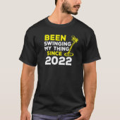 Seit 2022 schwingt mir der Metalldetektor H T-Shirt (Vorderseite)