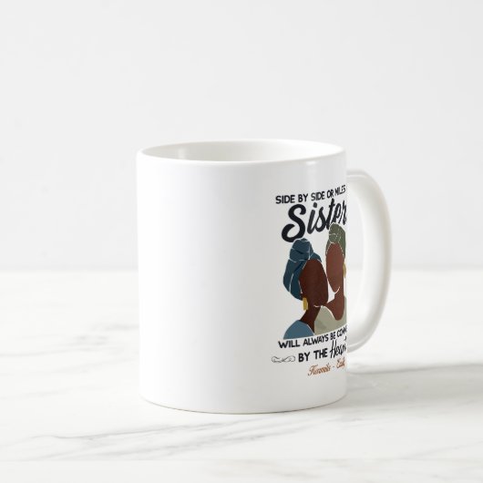 Seite an Seite oder Meilen entfernt SchwesterShirt Kaffeetasse (VorderseiteRechts)