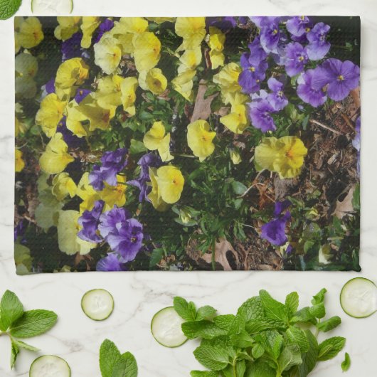 Seite der Lila und gelben Stiefmütterchen Geschirrtuch (Gefaltet)