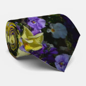 Seite der Lila und gelben Stiefmütterchen Krawatte (Gerollt)