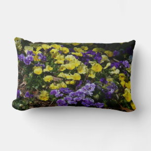 Seite der Lila und gelben Stiefmütterchen Lendenkissen