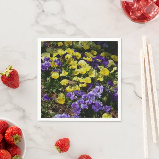 Seite der Lila und gelben Stiefmütterchen Serviette (Beispiel)