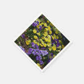 Seite der Lila und gelben Stiefmütterchen Serviette (Ecke)