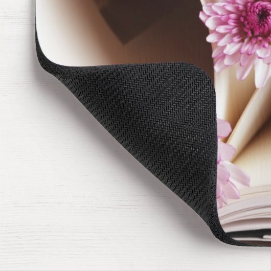 Seiten eines Buches, das in ein Herz gemacht wird, Mousepad (Ecke)