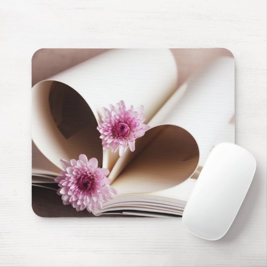 Seiten eines Buches, das in ein Herz gemacht wird, Mousepad (Mit Mouse)