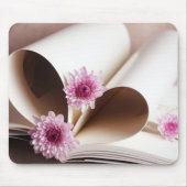 Seiten eines Buches, das in ein Herz gemacht wird, Mousepad (Vorne)