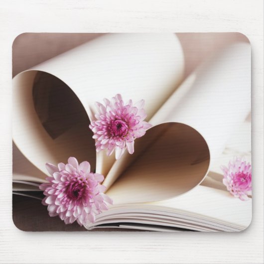 Seiten eines Buches, das in ein Herz gemacht wird, Mousepad (Vorne)