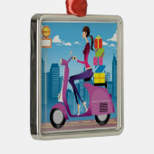 Seitenansicht der Frau mit Geschenken auf Roller Ornament Aus Metall (Rechts)